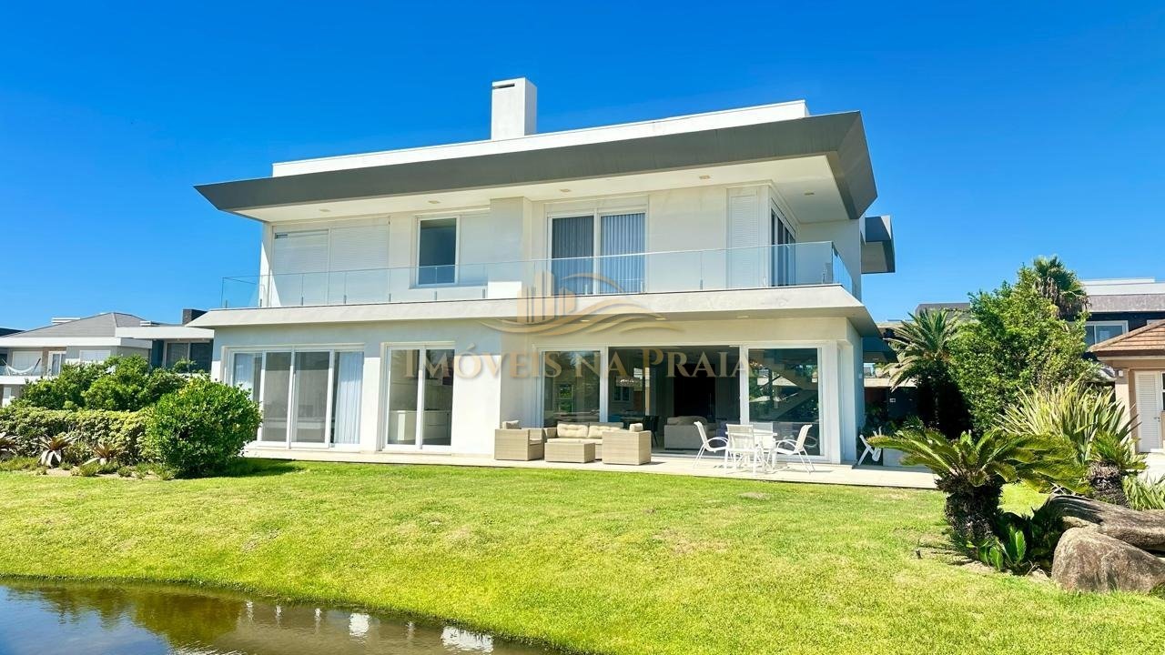Casa em condomínio no Playa Vista !