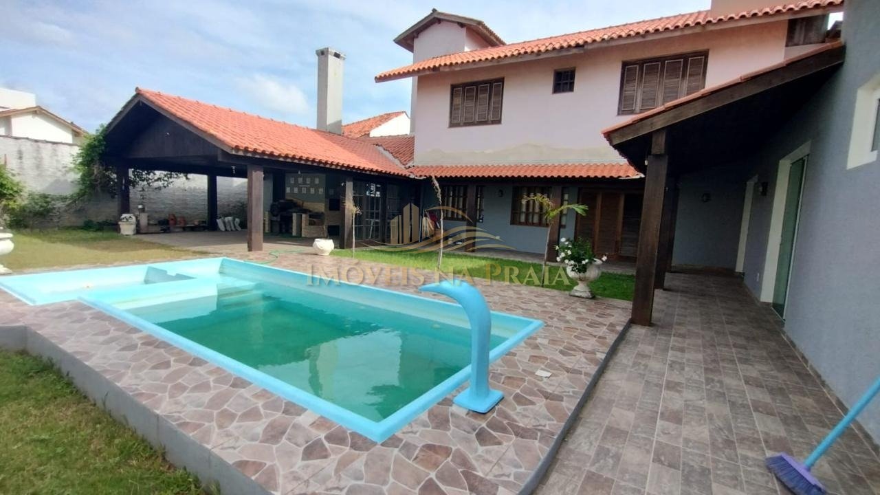 Sobrado á venda no centro de Xangri-lá !