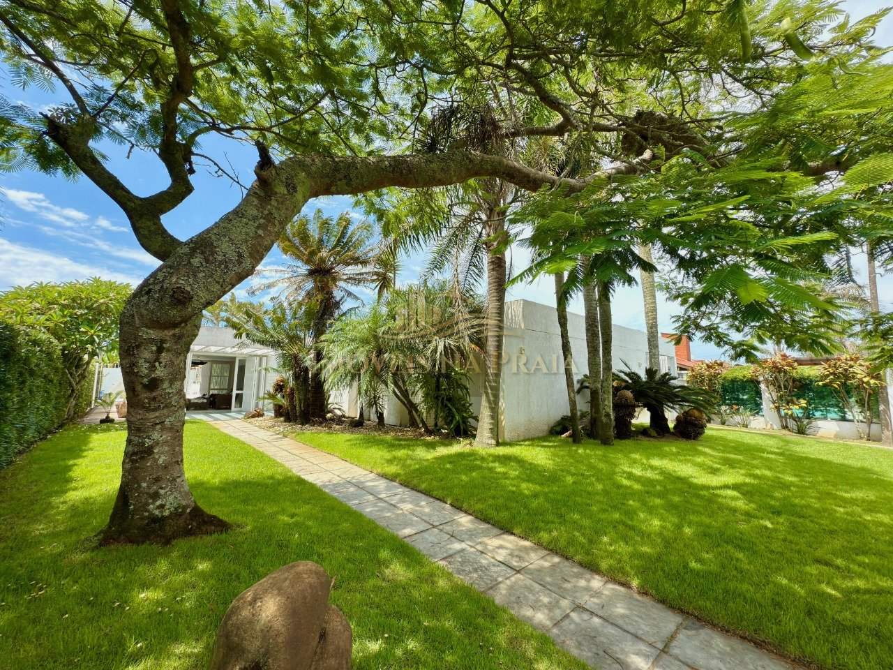 Casa com 4 dormitórios em Atlântida.