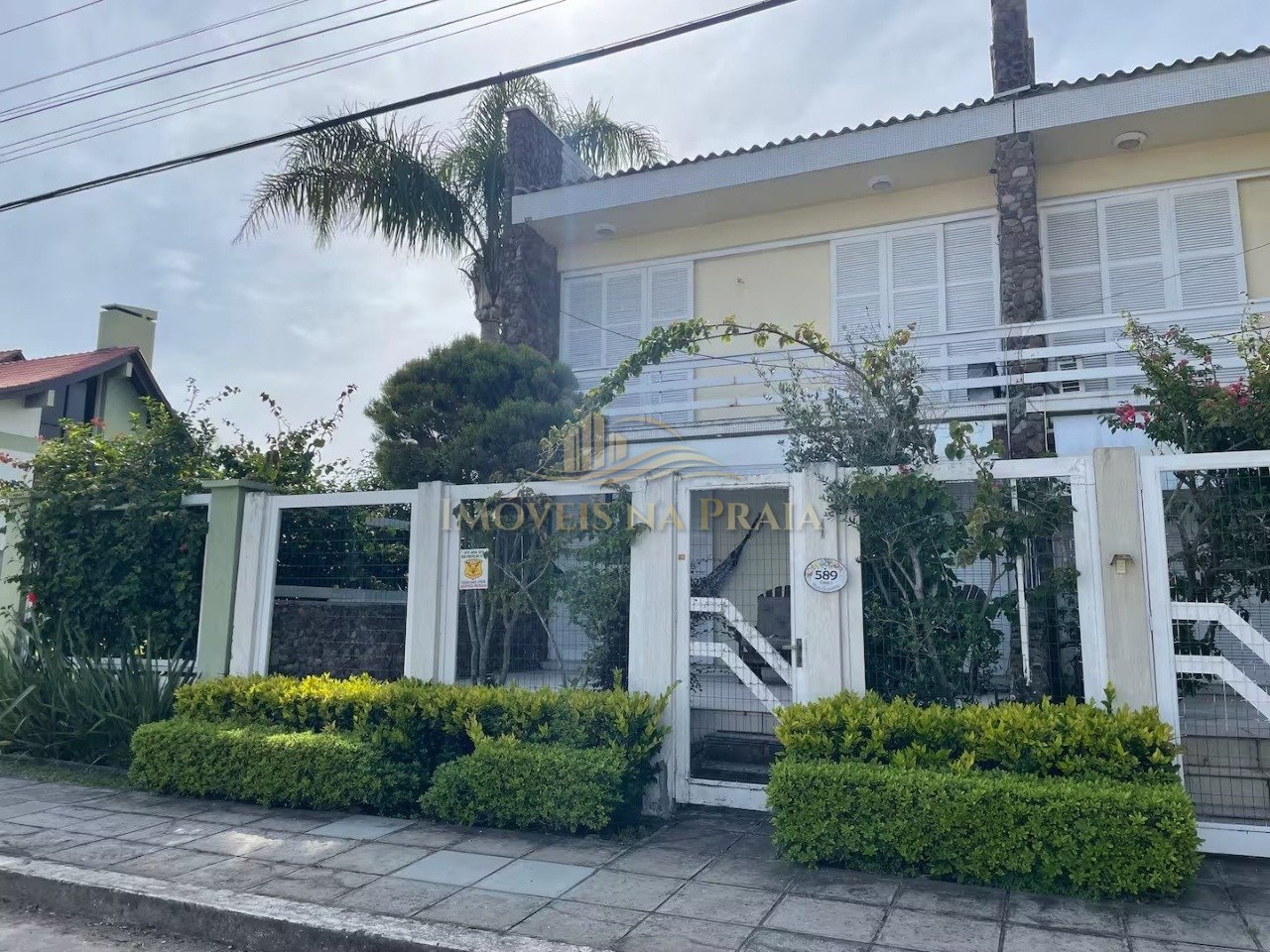 Duplex 4 dormitórios no condomínio Cotage, em Atlântida.